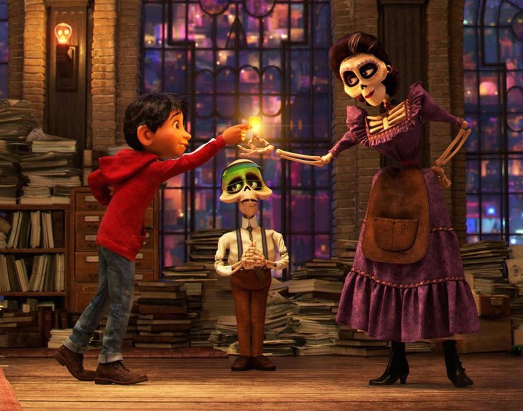 সেরা অ্যানিমেটেড ফিচার ফিল্মের পুরস্কার গেল ‘কোকো’র ঝুলিতে। পরিচালক লি আনক্রিচ এই ছবি ছ’বছর আগে থেকে তৈরি করতে শুরু করেছিলেন। মেক্সিকোর এক ছোট্ট ছেলের পরিবারের বিরুদ্ধে গিয়ে সঙ্গীতশিল্পী হয়ে ওঠার কাহিনি ‘কোকো’। ছবিটি মুক্তি পেয়েছে গত বছর অক্টোবরে।