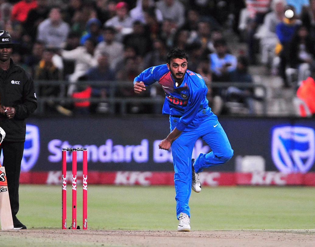 অক্ষর পটেল: কুলদীপ যাদবের অনুপস্থিতিতে চহালের সঙ্গী হিসেবে প্রথম এগারোয় সুযোগ পেতে চলেছেন অক্ষর।