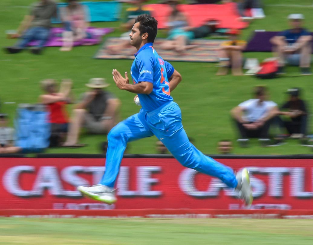 শার্দুল ঠাকুর: ভুবনেশ্বর কুমার এবং যশপ্রীত বুমরার অনুপস্থিতেতে ভারতীয় বোলিং ব্রিগেডের সাফল্য অনেকটাই নির্ভর করবে শার্দুলের উপর। সদ্যসমাপ্ত দক্ষিণ আফ্রিকা সফরেও নজরকাড়া পারফরম্যান্স ছিল শার্দুলের।