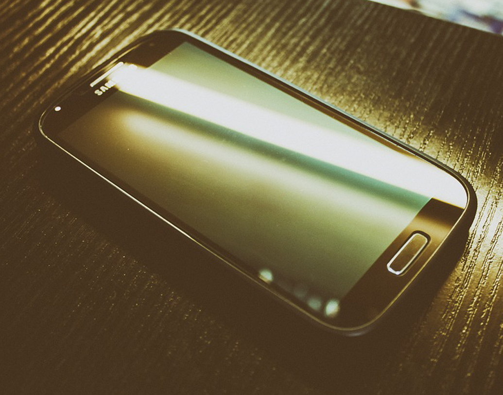 স্যামসাংয়ের এই নতুন ফোনের দু’দিকেই রয়েছে স্টিরিও স্পিকার। আইফোন টেন-এ অবশ্য এই সুবিধে নেই। অনলাইন বা অফলাইন স্টোরে প্রি-বুকিং শুরু হলেও আগামী ১৬ মার্চ থেকে দুনিয়া জুড়েই বিক্রি শুরু হবে স্যামসাংয়ের দু’টি ফোনের।