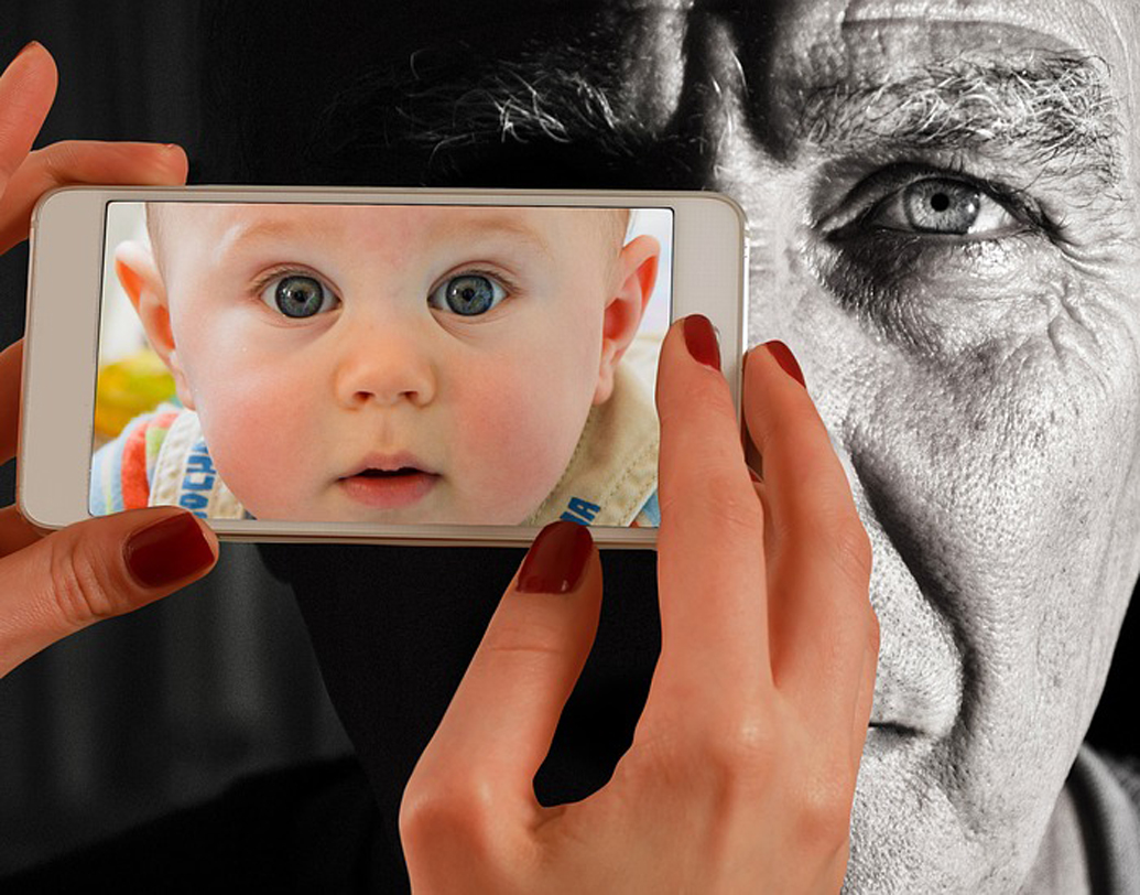 ফেস আইডি বা ফেস আনলক টেকনোলজির উপরেই ভরসা রয়েছে অ্যাপল-এর। আইফোন টেন-এ ফিঙ্গারপ্রিন্ট সেন্সর-এর সুবিধে নেই। তবে স্যামসাং-এ এই দুই সুবিধেই রয়েছে।