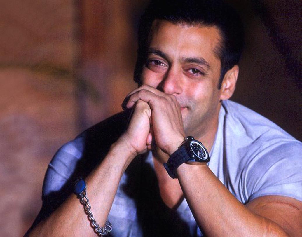 সলমন খান: অভিনয়ের পাশাপাশি নানা সমাজসেবামূলক কাজের সঙ্গেও যুক্ত সল্লু ভাই। বান্দ্রাতে তাঁর একটি স্বেচ্ছাসেবী সংস্থা রয়েছে যার নাম ‘বিয়িং হিউম্যান’। যথেষ্ট পসার রয়েছে এই সংস্থার।