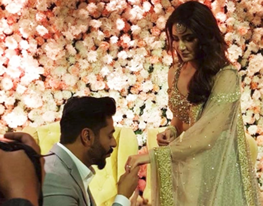 খানিকটা গোপনীয়তার সঙ্গে এনগেজমেন্টটা সেরে ফেললেও বিয়েতে বিন্দুমাত্র গোপনীয়তা থাকবে না। সকলকে জানিয়েই ১১ মে বিয়ের পিঁড়িতে বসবেন রাজ এবং শুভশ্রী। বিয়ের অনুষ্ঠান হওয়ার কথা বাওয়ালি রাজবাড়িতে।