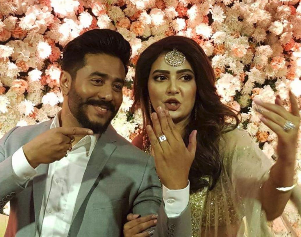 গত বার বিয়ের দিনটা অবধি ঠিক হয়ে মাঝপথে পিছু হটতে হয়। আর তাই এ বার একটু লুকোচুরি করে তড়িঘড়িই এনগেজমেন্ট সেরে ফেললেন রাজ ও শুভশ্রী।