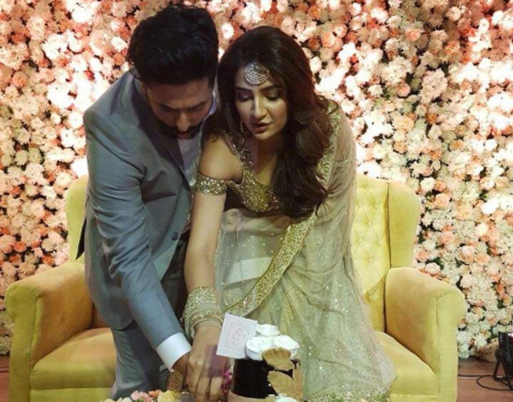 এদিন রাজের আনন্দপুর ফ্ল্যাটেই প্রতিশ্রুতিবদ্ধ হলেন দুজনে। দুজনের জন্য হাজির ছিল একটি চকোলেট কেকও। তাঁদের পরিবার এবং খুবই কাছের বন্ধুদের ডেকে ছোট্ট একটা গেট টুগেদারও হয়। যদিও কী কারণে এই গেট টুগেদার তা নিয়ে সকলেরই একটা ধোঁয়াশা ছিল। কেননা রাজ-শুভশ্রী দুজনেই বিষয়টা গোপনে রেখেছিলেন।