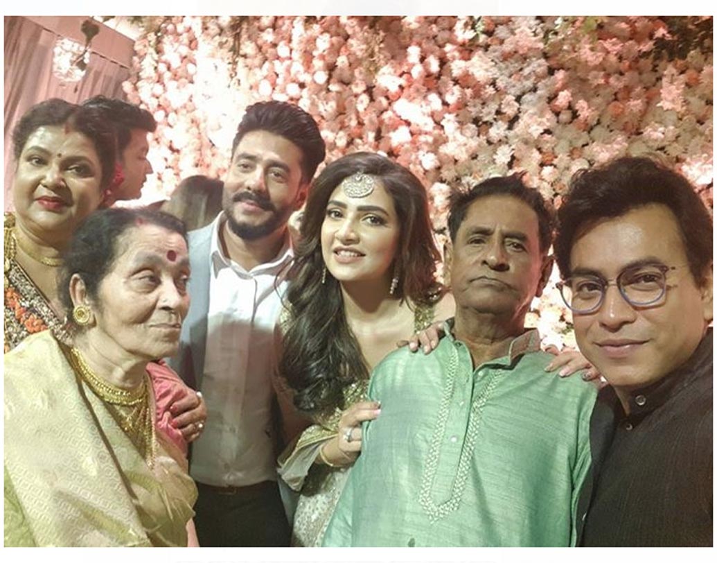 বাগদানের সঙ্গে জোরকদমে চলছে বিয়ের অনুষ্ঠানের প্রস্তুতিও। কোথায় হবে, কী হবে সেই পরিকল্পনায় ব্যস্ত দুই পরিবার। ছবিতে এক দিকে যেমন রয়েছে রাজের প্রিয় বন্ধু রুদ্রনীল। অন্য দিকে রয়েছেন শুভশ্রীর মা। রয়েছেন রাজের মা এবং বাবাও।