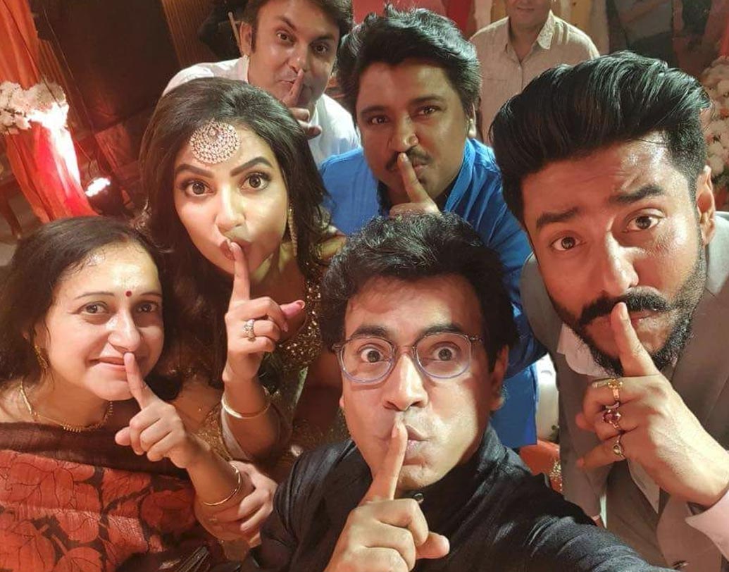 রাজের প্রায় বেশিরভাগ ছবিরই চিত্রনাট্যকার পদ্মনাভ দাশগুপ্তও ছিলেন আমন্ত্রিতদের তালিকায়। ছিলেন রাজ ও শুভশ্রীর অন্যান্য বন্ধুরাও।