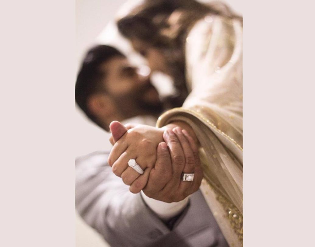 দু’জনের এক ঘনিষ্ঠের কথায়, ‘‘শুভশ্রী আসলে গুছিয়ে সংসার করতে চায়। বিয়ের পর রাজের পরিবারের সকলের সঙ্গেই থাকবে ও।’’