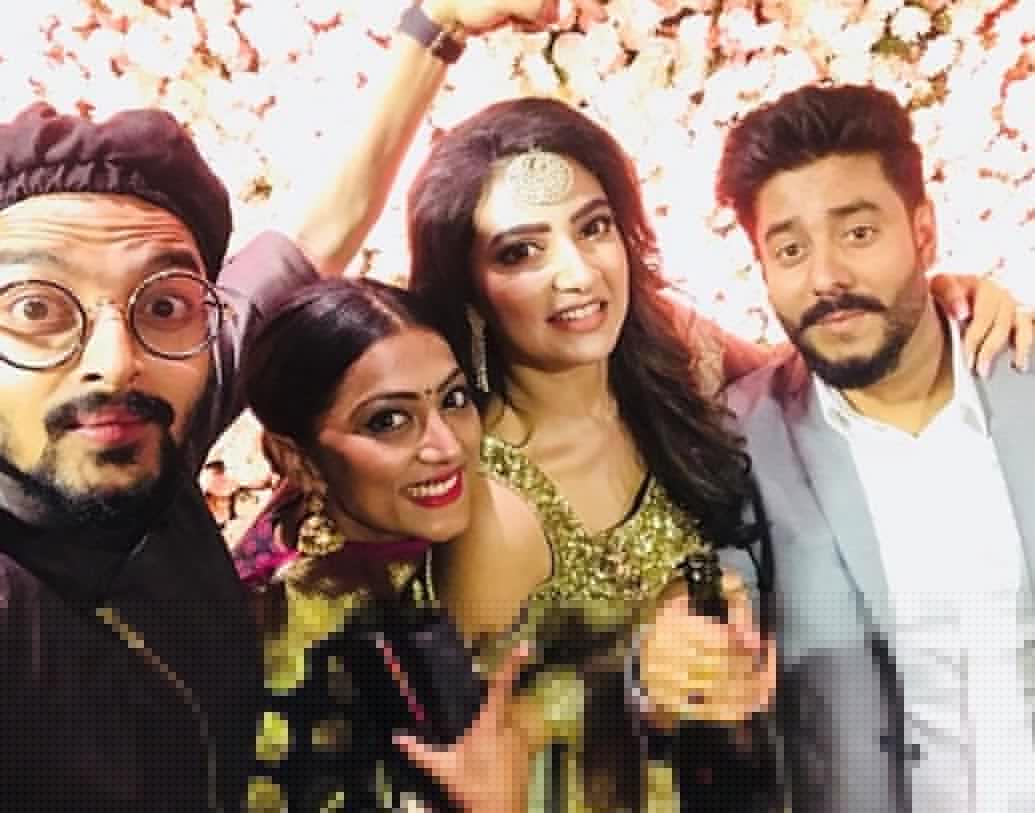 রাজ-শুভশ্রীকে শুভেচ্ছা জানাতে আসেন সৌরভ এবং অনিন্দিতা। তবে আংটি বদলে যেন নিজের আমেজটাই বদলে ফেলেছেন শুভশ্রী। আহ্লাদে আটখানা হয়ে বলেই ফেললেন ‘আমাদের গল্পটা আমার বেশ ভালই লাগে। সত্যিই রাস্তাটা অগোছালো ছিল। এ বার এক রাস্তায় বাকি জীবনটা হাঁটতে এনগেজমেন্ট করে নিলাম। প্রত্যেকের ভালবাসা আর গুরুজনদের আশীর্বাদ আমাদের ভীষণভাবে প্রয়োজন।’