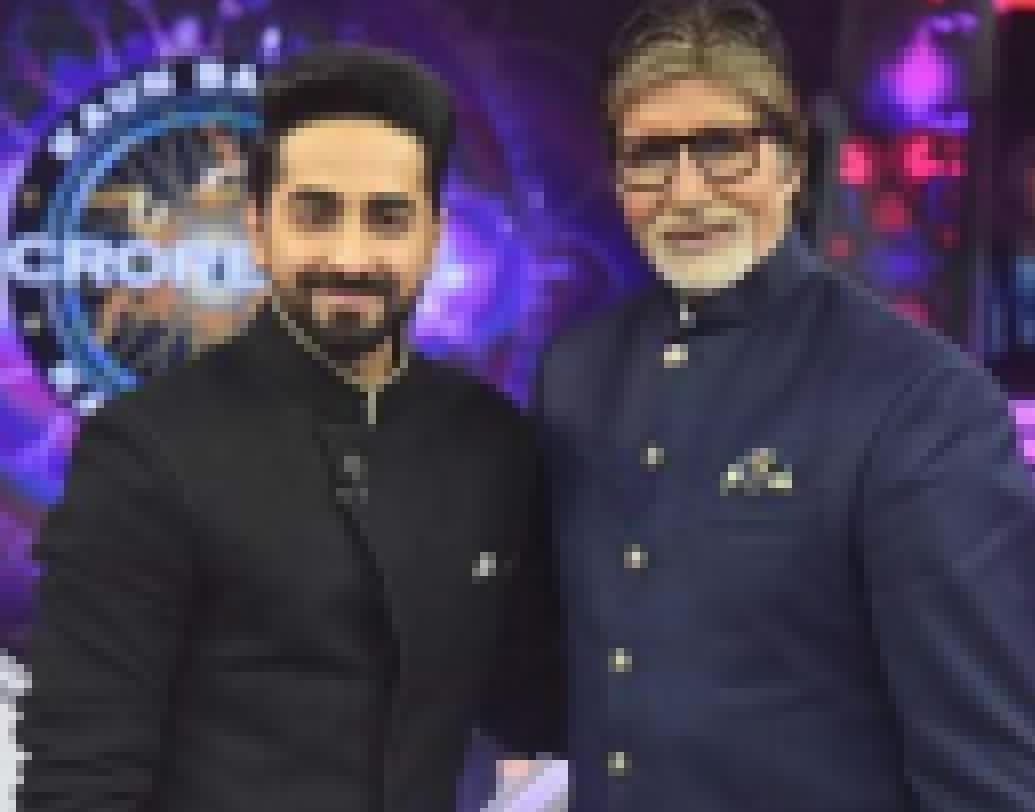 ‘দম লাগাকে হাইশা’ ছবিতে এক্কেবারে ঘরোয়া লুকেই ধরা দিয়েছিলেন আয়ুষ্মান খুরানা। আর সেই ঘরোয়া লুকই পাগল করে দিয়েছিল অনেককেই। সেই তালিকায় ছিলেন সিনিয়র বচ্চনও। খোলা চিঠিও লিখেছিলেন আয়ুস্মানকে। সেখানে তাঁর অভিনয়ের ধরন, কথা বলার ধরণ এই সব কিছুরই প্রশংসা করেছিলেন অমিতাভ বচ্চন। আর চিঠির উত্তরে আয়ুষ্মান লিখেছিলেন ‘আমাকে লেখা বচ্চন সাবের এই চিঠি সব সময় সঙ্গে রেখে দেব।’