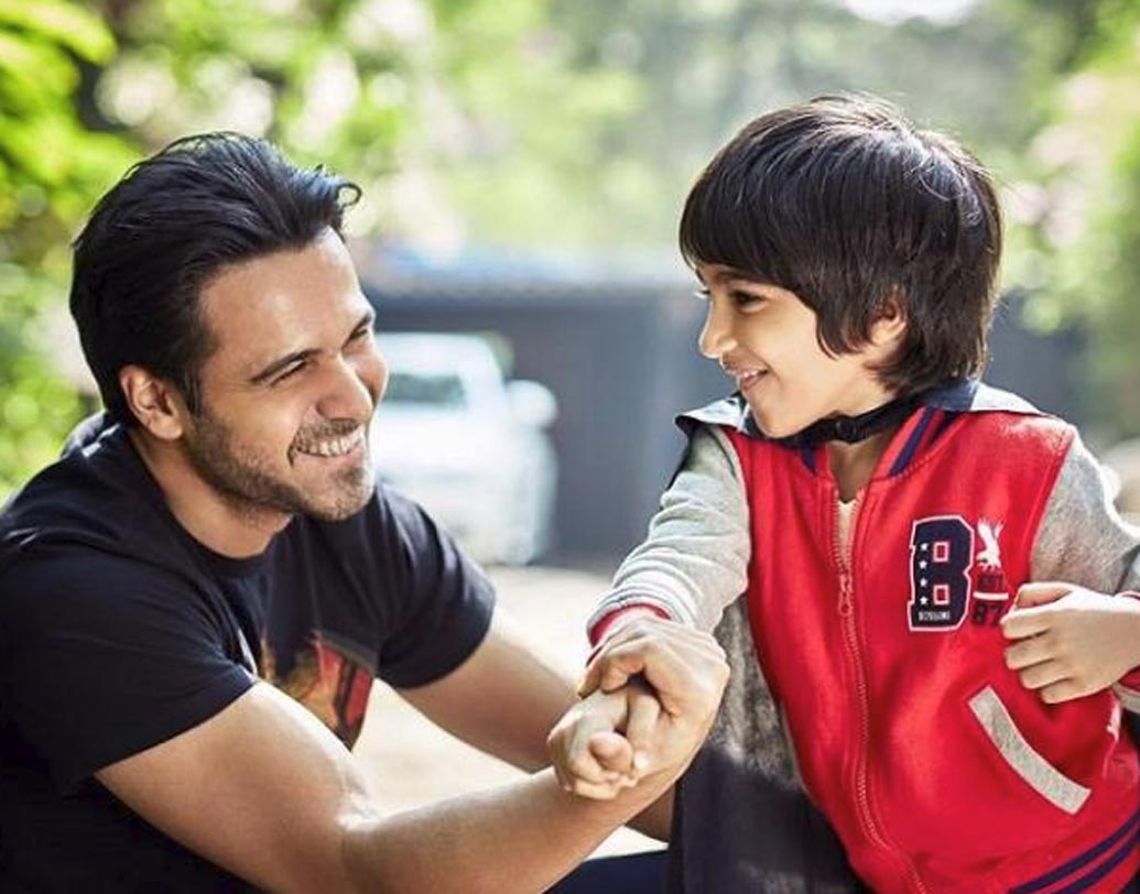 ইমরান হাশমির অভিনয় নিয়ে নতুন করে আর কিছু বলার অপেক্ষা রাখে না। কিন্তু তাঁর বাস্তব জীবনটা বেশ কিছুদিন কঠিন পরীক্ষার মধ্যে দিয়ে যাচ্ছিল। কারণ পুত্র অয়ন। ক্যানসারের মতো রোগের সঙ্গে এক সময় ছোট্ট অয়নকে লড়াই করতে হচ্ছিল। আর তা নিয়ে ইমরান হাশমি একটি বইও লিখে ফেলেছিলেন। সে দিকেও নজর ছিল অমিতাভ বচ্চনের। ছোট্ট অয়নের জন্য চিঠি লেখেন বিগ বি।