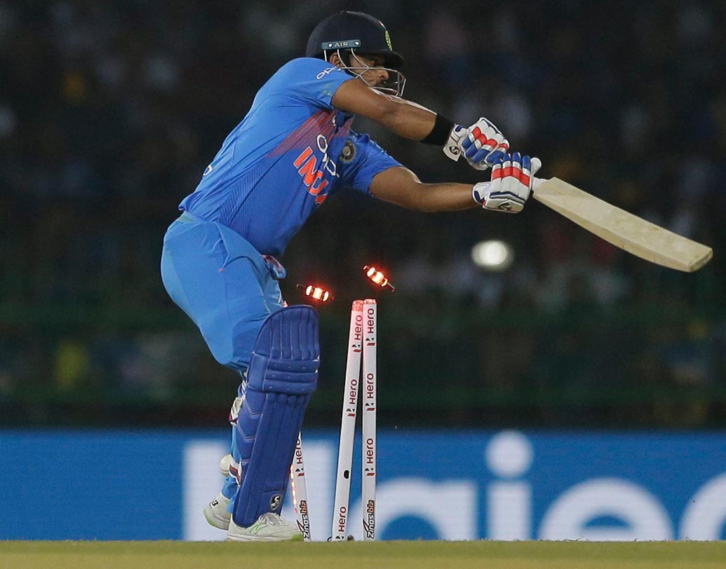 সুরেশ রায়না:  নিদাহাস ট্রফির প্রথম ম্যাচে রায়নার ব্যাট থেকে এসেছে মাত্র ১ রান। তবে, প্রথম ম্যাচে ব্যাটে রানের খরা থাকলেও বাংলাদেশের বিরুদ্ধে রায়নার উপর ভরসা রাখছে ভারতীয় টিম ম্যানেজমেন্ট।