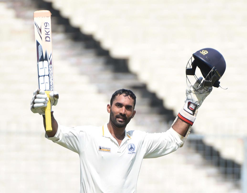 দীনেশ কার্তিক: উইকেটরক্ষক হিসেবে দলে নিশ্চিত দীনেশ। টি২০ স্পেশ্যালিস্ট হিসেবে ইতিমধ্যেই খ্যাতি অর্জন করেছেন তিনি। বিগত সিরিজগুলিতেও খারাপ পারফরম্যান্স ছিল না নাইট অধিনায়কের।