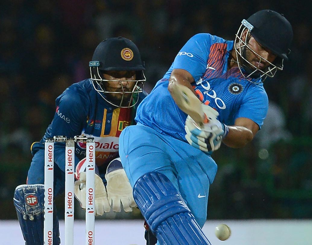 ঋষভ পন্থ: উইকেটরক্ষক ব্যাটসম্যান হিসেবে দলে দীনেশ কার্তিক থাকলেও বাংলাদেশের বিরুদ্ধে দলে সুযোগ পেতে পারেন ঋষভ। টিম ম্যানেজমেন্ট সূত্রে খবর এমনটাই।