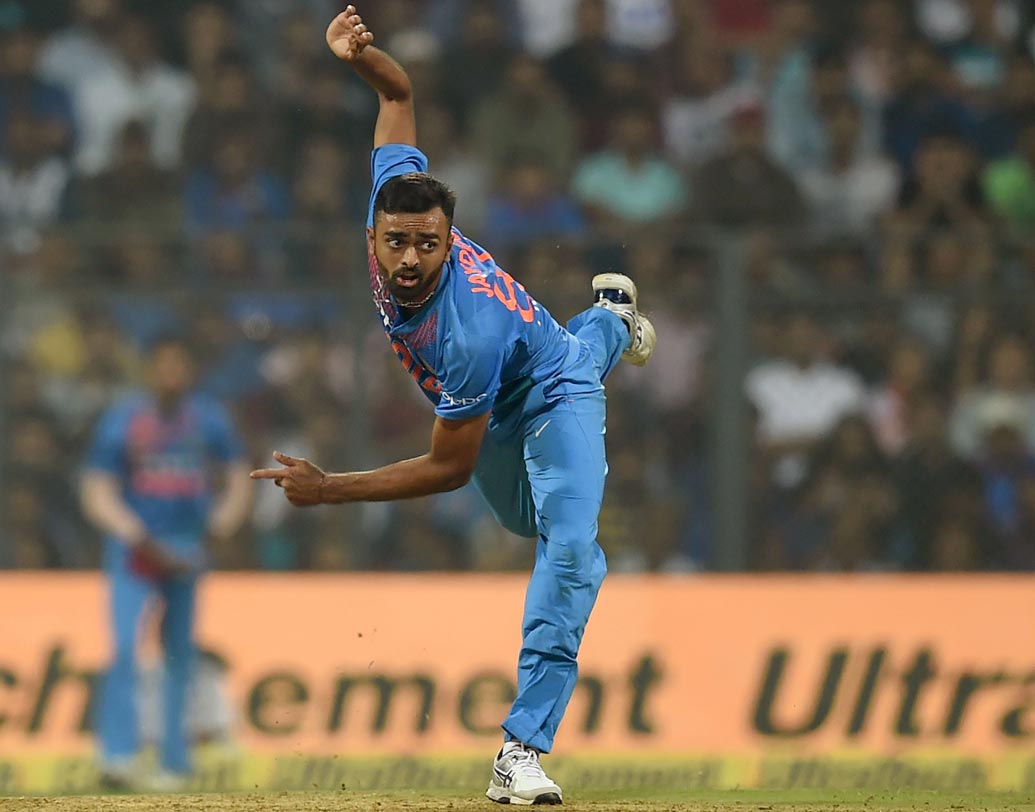 জয়দেব উনাদকট: নিদাহাস ট্রফির প্রথম ম্যাচে একটি উইকেট পেলেও ৩ ওভারে ৩৫ রান দিয়েছিলেন উনাদকট। তবে বাংলাদেশের বিরুদ্ধে তাঁকে আরও একটি সুযোগ দিতে চায় ভারতীয় টিম ম্যানেজমেন্ট।