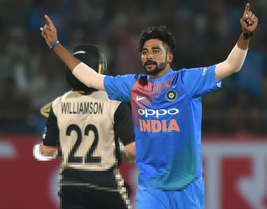 মহম্মদ সিরাজ:  অক্ষরের মতো প্রথম ম্যাচে সুযোগ পাননি সিরাজও। তবে এই ম্যাচে দলে ফেরানো হতে পারে তরুণ এই পেসারকে।