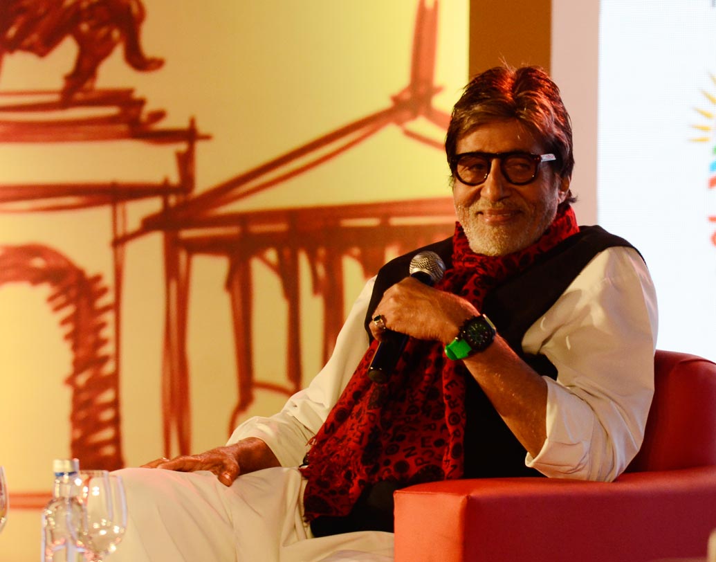 অমিতাভ বচ্চন: বলিউডের শাহেনশাও এক সময় গদিচ্যুত হয়েছিলেন। ২০০০ সাল থেকে আর্থিক অবস্থার অবনতি হয় অমিতাভের। তাঁর স্বপ্নের প্রতিষ্ঠান ‘এবিসিএল’ ৯০ কোটি টাকা দেনার দায় দেউলিয়া ঘোষিত হয়েছিল। সর্বস্বান্ত হয়ে নিজের বাড়িও বন্ধক রাখতে বাধ্য হয়েছিলেন অমিতাভ। কিন্তু, পরে ‘কৌন বনেগা ক্রোড়পতি’ দিয়ে দুর্দান্ত কামব্যাক করেন তিনি।