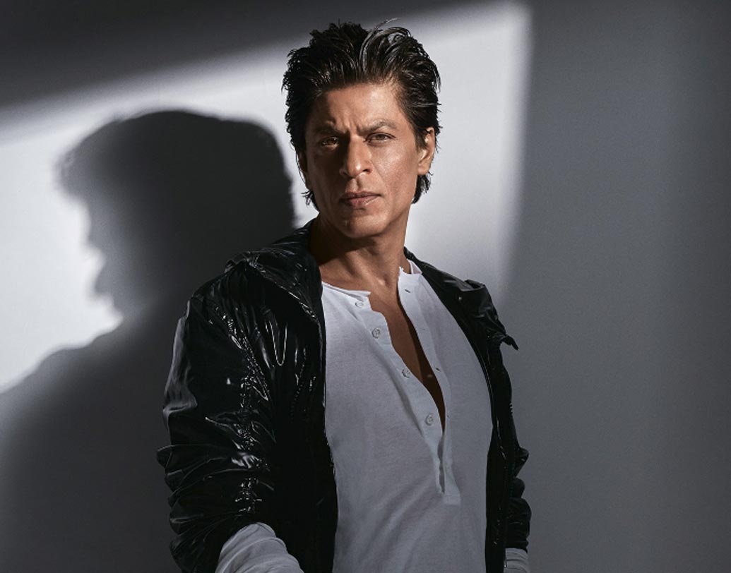 শাহরুখ খান:  তিনি বলিউড বাদশা। তবে তাঁকেও এক সময় সর্বস্বান্ত হতে হয়েছিল।  তাঁর প্রযোজনায় প্রায় ১৫০ কোটি বাজেটের ছবি ‘রা ওয়ান’ বক্স অফিসে মুখ থুবড়ে পড়ার পর সর্বস্বান্ত হয়ে যান বলি বাদশা। তবে দমে যাননি। পরবর্তী কালে অন্যান্য ছবি থেকে সেই ঘাটতি পূরণ করেন শাহরুখ।