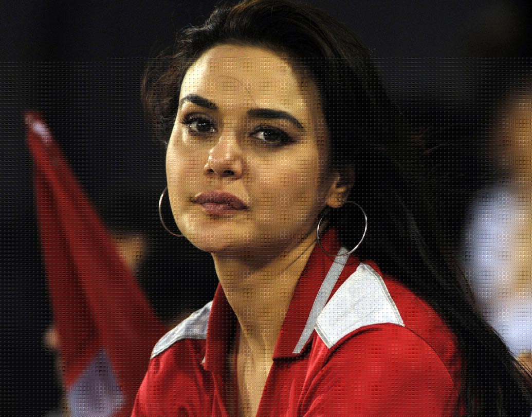 প্রীতি জিন্টা: বড় পর্দা থেকে দীর্ঘদিনের বিরতি নিয়ে ‘ইশক ইন প্যারিস’ সিনেমা দিয়ে কামব্যাক করেন প্রীতি। কিন্তু, বক্স-অফিসে সিনেমাটি বড়সড় ধাক্কা খায়। শোনা গিয়েছিল, নিজের প্রোডাকশন হাউসের কর্মীদের বেতন দিতেও পারেননি প্রীতি। পরে, সলমন খানের সহায়তায় এই বিপদ কাটিয়ে ওঠেন প্রীতি।