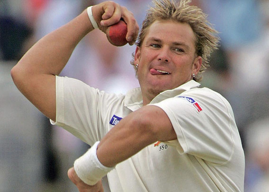 শেন ওয়ার্ন: ক্রিকেটারদের যৌন কেলেঙ্কারি বিতর্কে শেন ওয়ার্নের নাম সব থেকে বেশিবার উঠে এসেছে। তখন ২০০০ সাল। স্টিভ ওয়ার অস্ট্রেলিয়া দলের ডেপুটি ছিলেন ওয়ার্ন৷ সেই সময়ে ব্রিটিশ নার্স ডোনা রাইট-কে পাঠানো ওয়ার্নের যৌন উত্তেজনামূলক ফোনবার্তা ফাঁস হয়। সামনে আসে একাধিক অশ্লীল মেসেজও৷ যার ফলস্বরূপ সহ অধিনায়কের পদ খোয়াতে হয় ওয়ার্নকে। এর ঠিক তিন বছর পরে ফের যৌন কেলেঙ্কারিতে জড়ান ওয়ার্ন৷ ২৫ বছরের এক মডেলের সঙ্গে আপত্তিকর অবস্থায় পাওয়া যায় তাঁকে৷ পরবর্তীতে সেই মডেল আবার শেনের ফিটনেসের ভূয়সী প্রশংসা করেন৷ ২০০৬ সালে ফের এক বার যৌন বিতর্কে উঠে আসে ওয়ার্নের নাম।