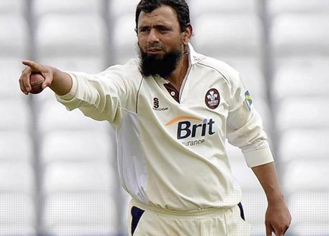 মহম্মদ আক্রম এবং সাকলিন মুস্তাক: ১৯৯৮। দক্ষিণ আফ্রিকা সফরে গিয়েছে পাকিস্তানের ক্রিকেট দল। দলের সঙ্গে ছিলেন দুই নির্ভরযোগ্য বোলার মহম্মদ আক্রম এবং সাকলিন মুস্তাক। সেই সময়ে ওখানকার বিখ্যাত এক স্ট্রিপ ক্লাবে তাঁদের ছবি প্রকাশ্যে আসে৷ সেখানে কয়েক জনের সঙ্গে মারপিটও হয় দু’জনের।