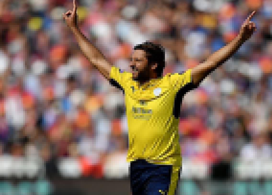 শাহিদ আফ্রিদি: ২০০০-এ করাচির এক হোটেলে এক ঝাঁক তরুণীর সঙ্গে অন্তরঙ্গ অবস্থায় দেখা যায় আফ্রিদিকে৷ ছিলেন আরও কয়েক জন পাক ক্রিকেটার। যদিও পরে আফ্রিদিদের বক্তব্য ছিল যে, করাচির হোটেলে মেয়েরা তাঁদের অটোগ্রাফ নিতে এসেছিল৷