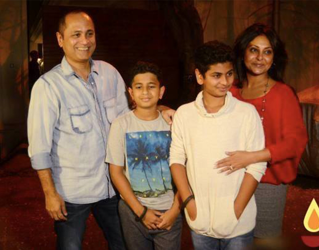 শেফালি শাহ: ‘রঙ্গিলা’ সিনেমা দিয়েই বড় পর্দায় হাতেখড়ি শেফালির। ১৯৯৭ সালে বিয়ে করেন টেলি তারকা হর্ষ ছায়াকে। কিন্তু, সেই সম্পর্ক টেকেনি। ২০০১ সালে বিচ্ছেদ হয়ে যায় দু’জনের। পরে, প্রযোজক বিপুল শাহের সঙ্গে সাত পাকে বাঁধা পড়েন শেফালি। শেফালি-বিপুলের দু’টি সন্তানও রয়েছে।