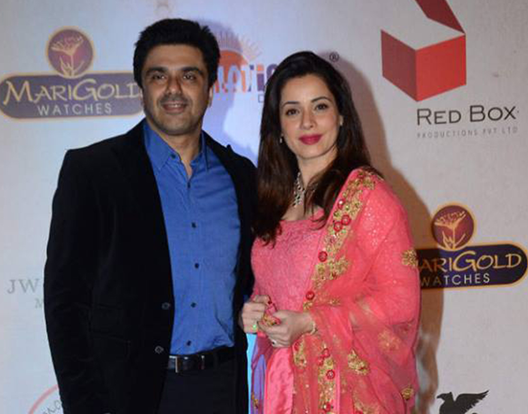 সমীর সোনি: বিয়ের ছ’মাসের মধ্যেই মডেল রাজলক্ষ্মী রায়ের সঙ্গে বিচ্ছেদ হয়ে যায় মডেল এবং অভিনেতা সমীর সোনির। এর পর তিনি অবসাদে চলে যান বলে জানান সমীর। ২০১১ সালে প্রাক্তন অভিনেত্রী নীলমকে বিয়ে করেন সমীর। নীলমকে পেয়ে প্রথম সম্পর্ক ভাঙার অবসাদ থেকে বেরিয়ে এসেছেন বলেও জানান সমীর। ২০১৩ সালে একটি মেয়েকে দত্তক নেন তাঁরা।