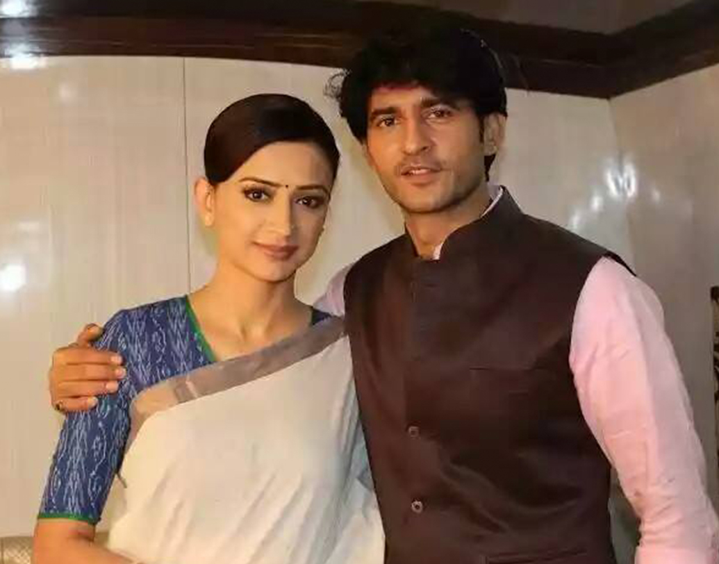 হিতেন তেজওয়ানি: বিয়ের ১১ মাসের মাথায় প্রথম স্ত্রীর সঙ্গে বিচ্ছেদ হয়ে যায় হিতেনের। পরে, সহ অভিনেতা এবং বান্ধবী গৌরির সঙ্গে জীবনের দ্বিতীয় ইনিংস শুরু করেন তিনি।