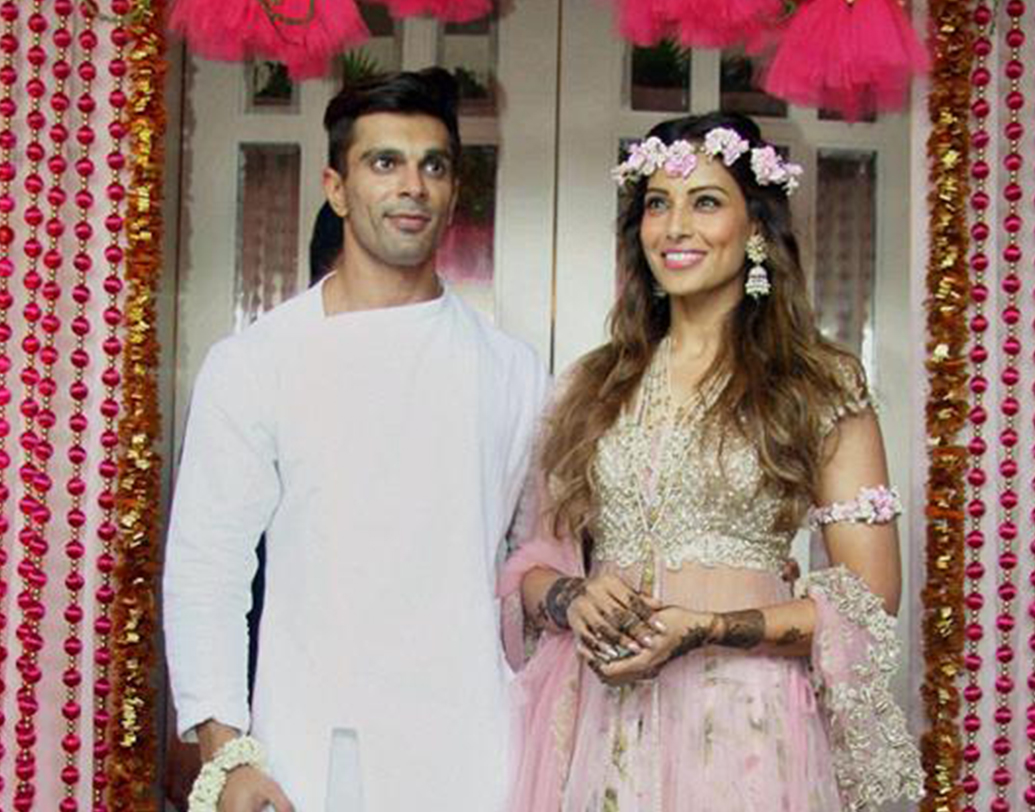 কর্ণ সিংহ গ্রোভার: বি-টাউনে বরাবরই কর্ণের ‘লাভার বয়’ ইমেজ রয়েছে। তিন বার বিয়ের পিঁড়িতে বসেছেন কর্ণ। প্রথম বিয়ে হয় শ্রদ্ধা নিগমের সঙ্গে ২০০৮ সালে। কিন্তু ১০ মাসের মাথায় বিচ্ছেদ হয়ে যায়। জেনিফার উইনজেটের সঙ্গে বিয়েও বেশিদিন টেকেনি। ২০১৬ সালে বিপাশা বসুর সঙ্গে ফের চার হাত এক হয় কর্ণের। এখনও পর্যন্ত তাঁরা একসঙ্গেই রয়েছেন।