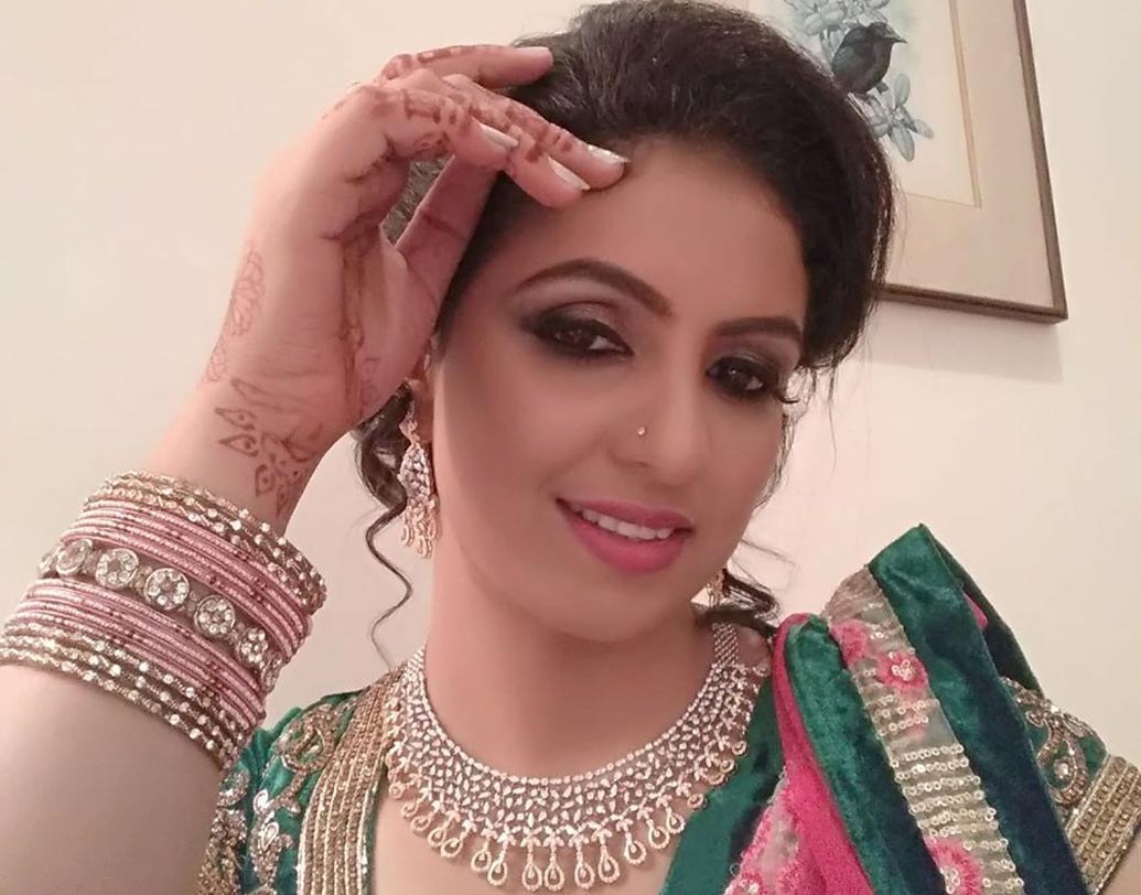 হাসিনের বেড়ে ওঠা বাংলাতেই। ছোট থেকেই মডেল হওয়ার স্বপ্ন দেখতেন তিনি। শামির সঙ্গে বিয়ের আগে কলকাতাতেই মডেলিং করতেন হাসিন।