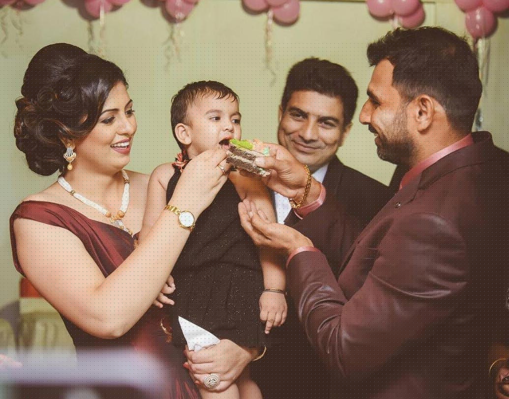 বিয়ের পরেই মডেলিং ছেড়ে দেন হাসিন। শোনা যায়, শ্বশুড়ের পছন্দ নয় তাই মডেলিং ছেড়ে পুরোদস্তুর সংসারের কাজে মন দেন তিনি।