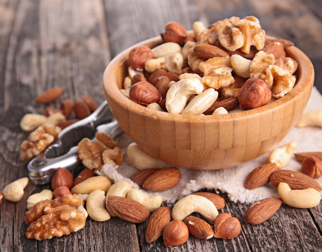 শরীরে ম্যাগনেশিয়ামের অভাব হলে মাইগ্রেনের যন্ত্রণা বাড়ে। কাজু, আমন্ড, বাদাম, দুধ, ডিম, পিনাট বাটারের মতো খাবার রাখুন সঙ্গে।