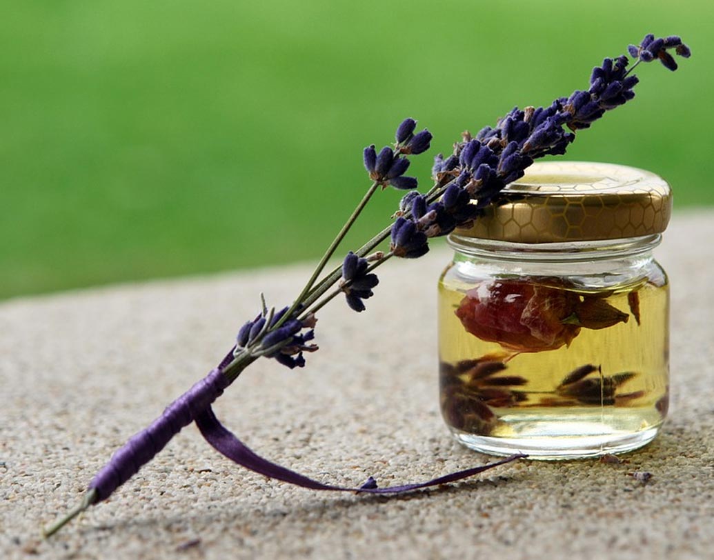 বাড়িতে রাখুন ল্যাভেন্ডার এসেনশিয়াল অয়েল। মাইগ্রেনের ব্যথা হলে ১৫ মিনিট ধরে শুঁকুন। ব্যথা কমে যাবে।