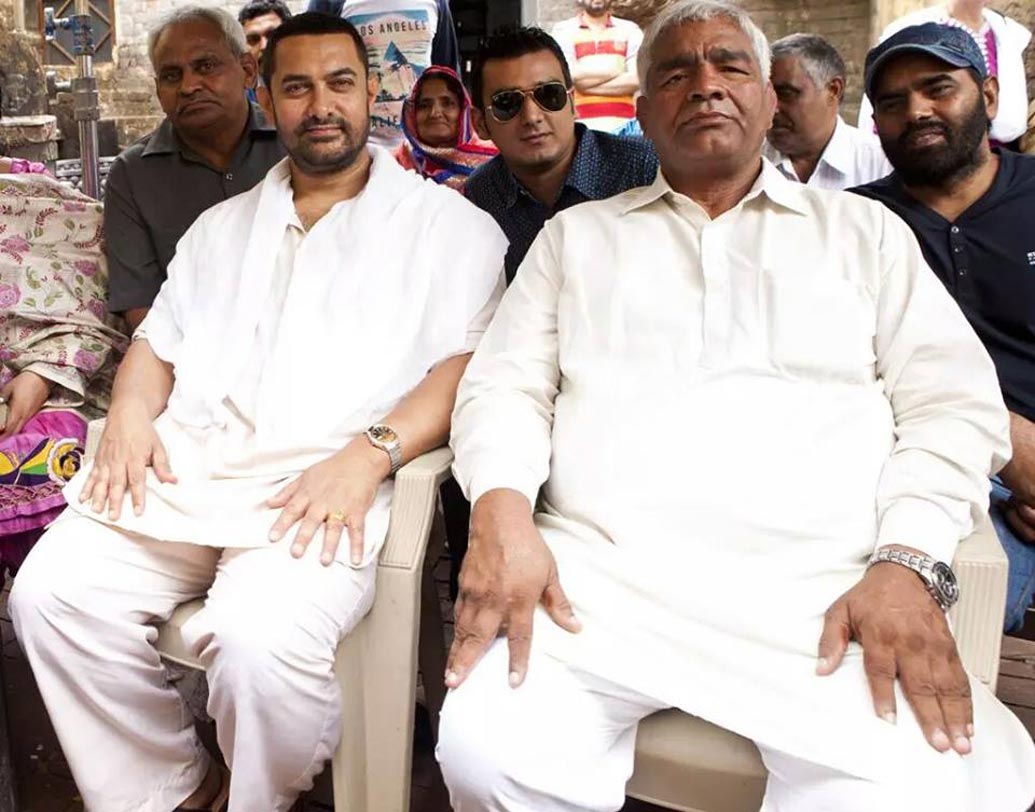 ওই একই বছরে কুস্তিগীর মহাবীর সিংহ ফোগতের জীবন নিয়ে ছবি তৈরি করেছিলেন নীতেশ তিওয়ারি। ছবিতে মহাবীরের দুই মেয়ে গীতা ও ববিতা ফোগতের কুস্তিগীর হয়ে ওঠার লড়াই দেখানো হয়েছিল। ইন্ডাস্ট্রি সূত্রে খবর, মহাবীর সিংহ ফোগত নিজের জীবনের গল্প শেয়ার করার বিনিময়ে ৮০ লক্ষ টাকা নিয়েছিলেন।