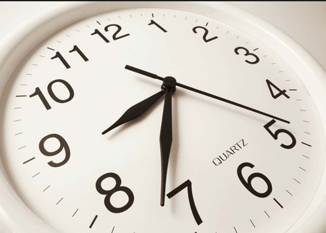 দুপুর ১২টা বোঝানোর জন্য সময়ের পরে পিএম শব্দটি ব্যবহার করা হয়। এবং রাত ১২টা বাজলেই সময়ের পরে এএম ব্যবহার করা হয়। অর্থাৎ রাত ১২টা থেকে পর দিন সকাল ১১টা ৫৯  মিনিট পর্যন্ত এএম বলতে হবে। এবং দুপুর ১২টা থেকে ওই দিন রাত ১১টা ৫৯ মিনিট পর্যন্ত পিএম।