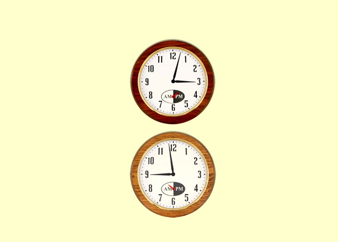 কেন এএম-পিএম? এএম অর্থাৎ ‘অ্যান্টি মেরিডিয়েম’ এবং পিএম অর্থাৎ ‘পোস্ট মেরিডিয়েম’। কিন্তু অনেকেই সংক্ষেপে বলা এই দুই শব্দের ভুল ব্যাখ্যা জানেন। তাঁরা এএম-কে ‘আফটার মিডনাইট’ এবং পিএম-কে ‘পোস্ট মিডডে’ জানেন।