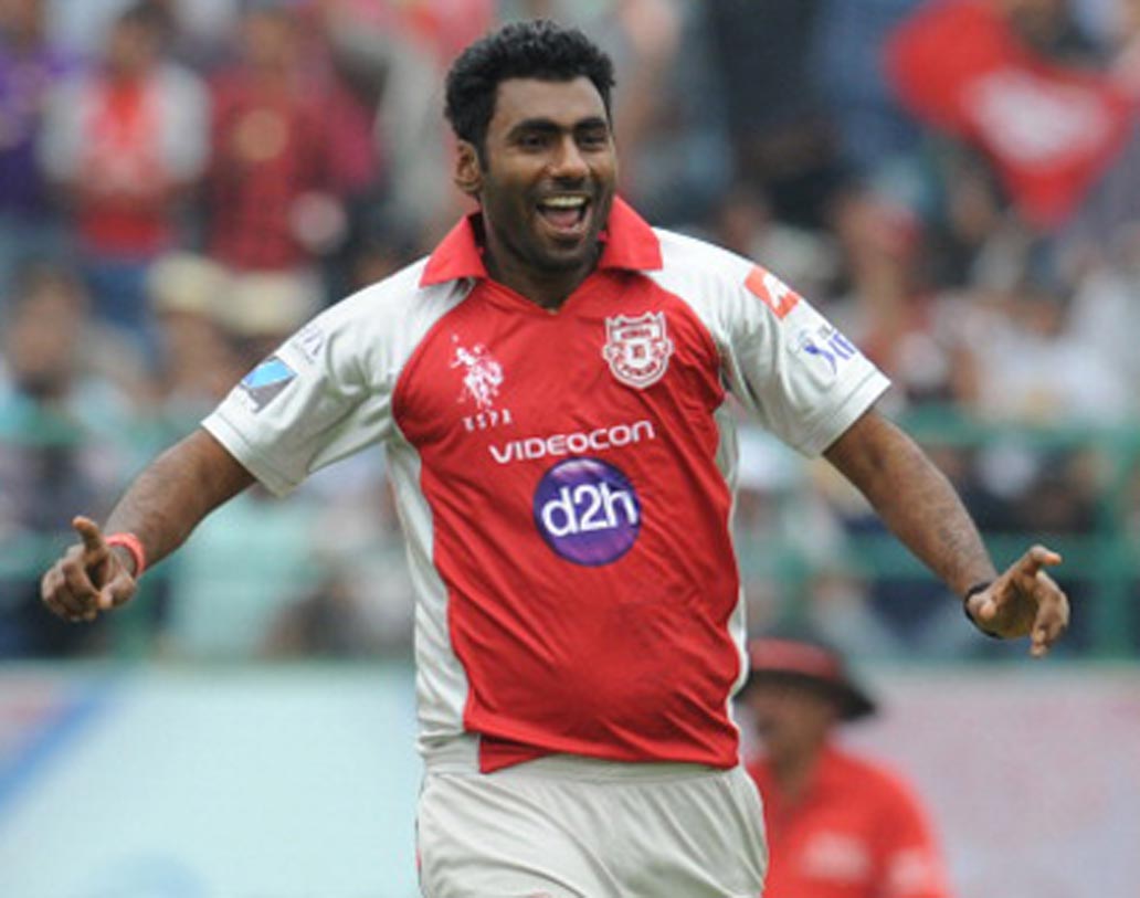 পরবিন্দর আওয়ানা : কিঙ্গস ইলেভেন পঞ্জাবের হয়ে ২০১২ সালের আইপিএল-এ মাত্র ১২ ম্যাচে ১৭ উইকেট পেয়ে চমকে দিয়েছিলেন। কিন্তু, তার পর থেকে প্রায় হারিয়ে গিয়েছেন আওয়ানা।