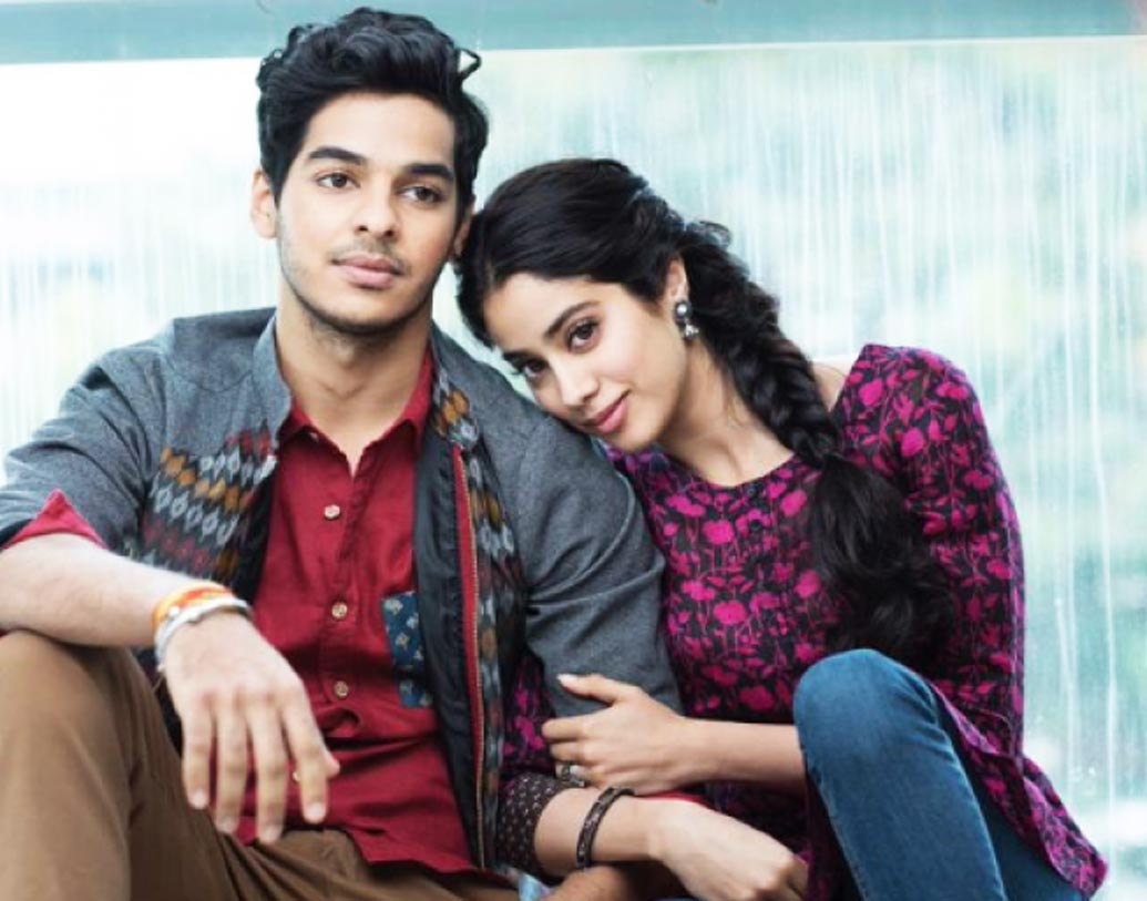 মরাঠি ছবি ‘সাইরাত’ মহারাষ্ট্রে বিপুল সাড়া ফেলেছিল এক সময়ে। এই ‘সাইরাত’-এর রিমেক তৈরি হচ্ছে বলিউডে, যার নাম ‘ধড়ক’। শ্রীদেবীর মেয়ে জাহ্ণবী কপূরের বলিউডে অভিষেক হতে চলেছে এই ছবি দিয়েই। দিন কয়েক আগেই কলকাতার ব্যস্ত রাস্তায় শুটিং হয়েছে এই ছবির। আগামী ৬ জুলাই মুক্তি পেতে চলেছে ছবি।