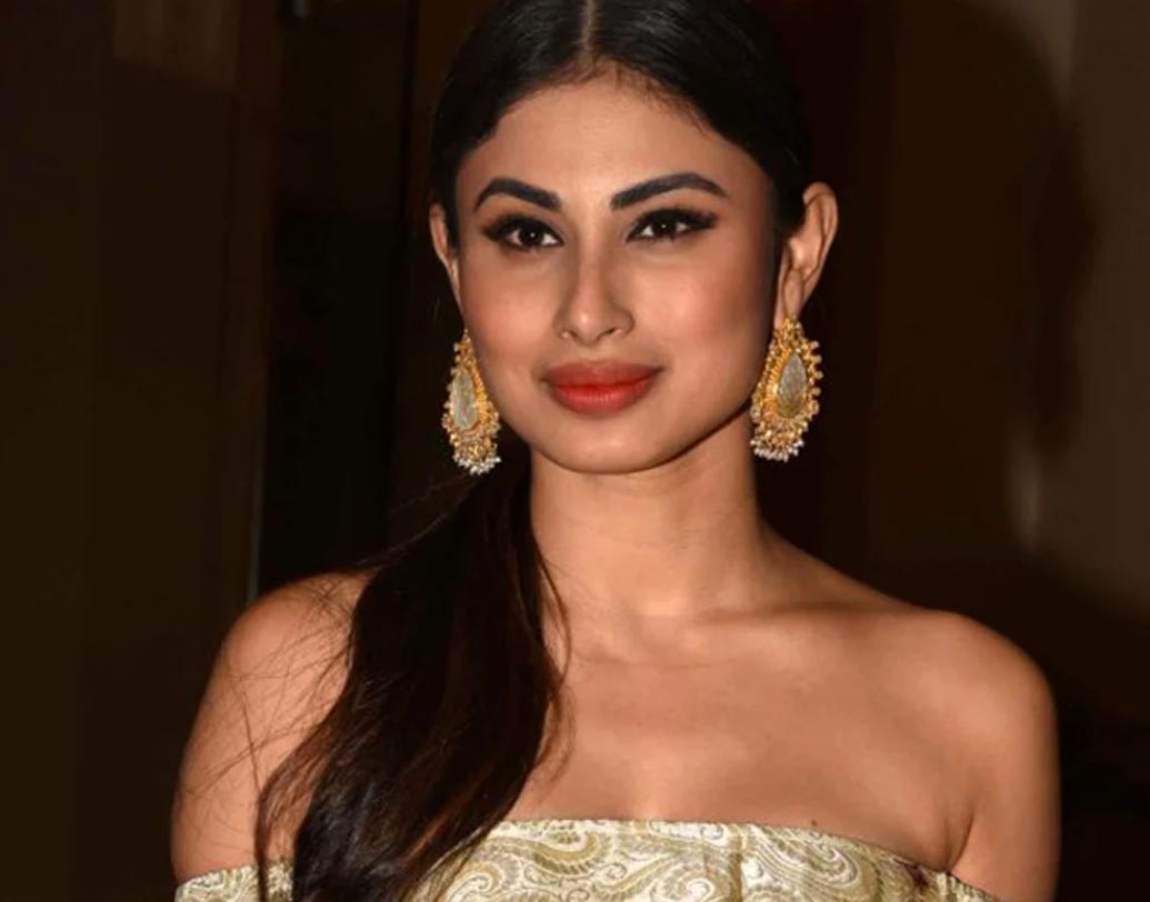 এক সময়ের টেলিভিশনের চেনা মুখ মৌনি রায়ও এই বছরেই সিলভার স্ক্রিনে আত্মপ্রকাশ করতে চলেছেন। অক্ষয় কুমারের সঙ্গে ‘গোল্ড’ ছবিতে তো তিনি থাকছেনই। আবার রণবীর কপূর আর আলিয়া ভট্টের সঙ্গে ‘ব্রহ্মাস্ত্র’ ছবিতেও দেখা যাবে মৌনিকে।