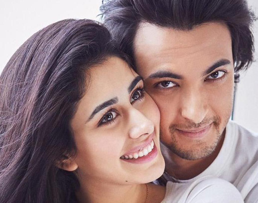 এই ‘লভরাত্রি’ ছবিটি দিয়েই বলিউড ডেবিউ হতে চলেছে এক আফগান মডেলের। ওয়ারিনা হুসেন নামের সেই মডেলকে দেখা আয়ুশের বিপরীতে।