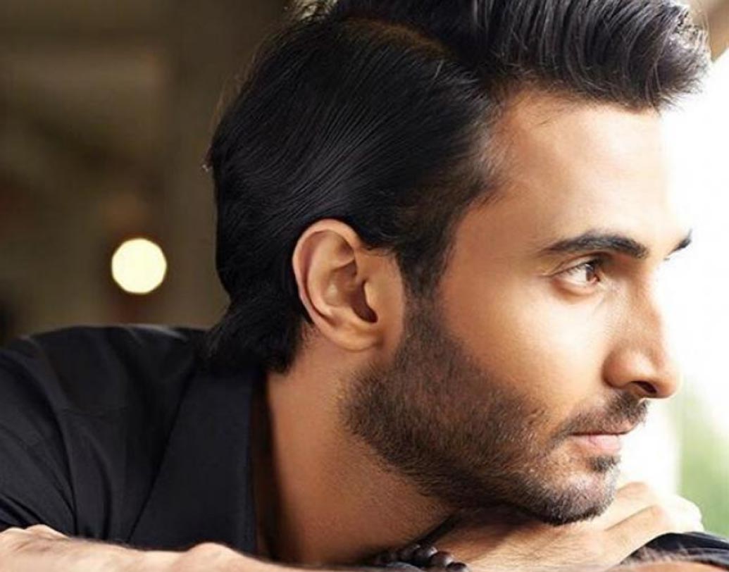 অভিনেতা বিনোদ মেহরা বোধ হয় এখনও দর্শকদের স্মৃতিতে টগবগে। প্রয়াত অভিনেতার পুত্র রোহনকে শীঘ্রই সিলভার স্ক্রিনে দেখা যাবে। একঝাঁক তারকা রয়েছেন রোহনের ডেবিউ ছবি ‘বাজার’-এ। রয়েছেন সইফ আলি খান, চিত্রাঙ্গদা সিংহ, রাধিকা আপ্তে।