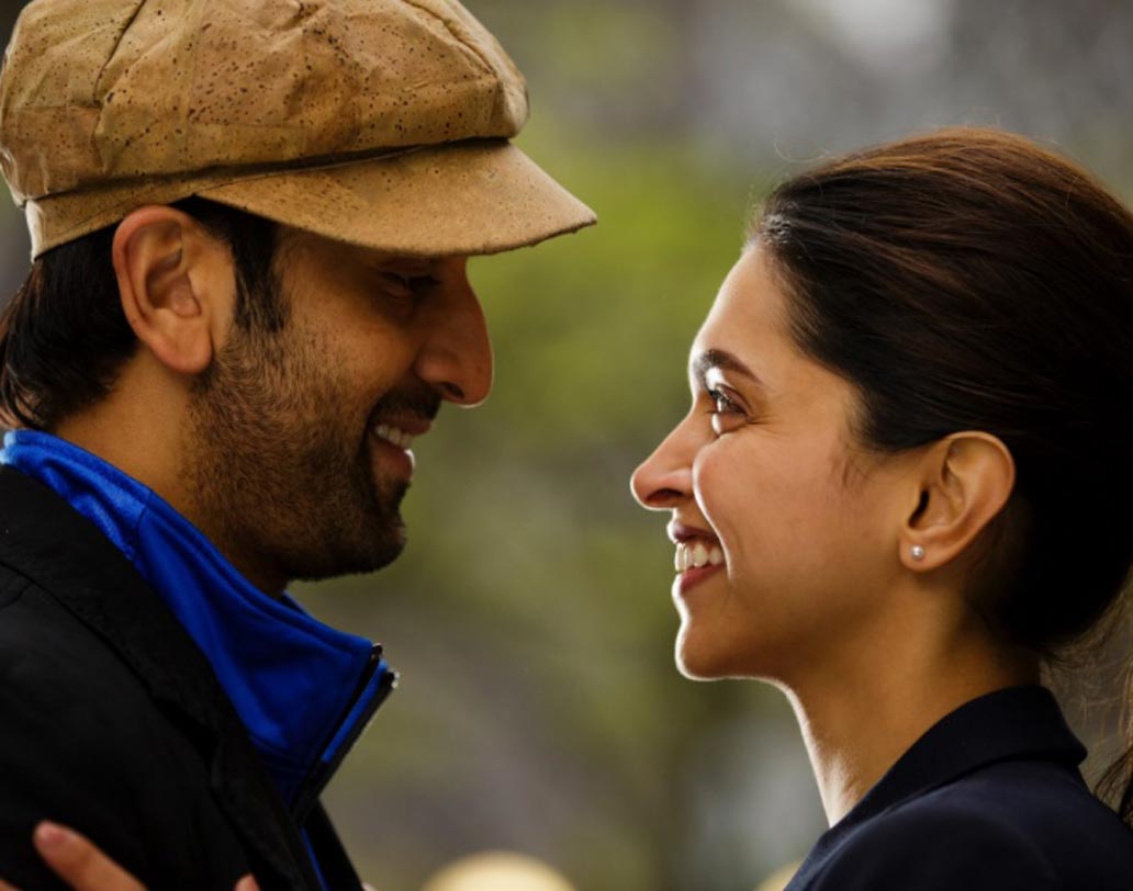 অফ-স্ক্রিনেও গড়ে উঠেছিল সম্পর্ক। তবে বেশিদিন টেঁকেনি। কিন্তু তাতে কী? অন-স্ক্রিনে রণবীর কপূর ও দীপিকা পাড়ুকোনের জুটি নজর কেড়েছে দর্শকদের। সেই ২০০৮-এ ‘বচনা অ্যায় হাসিনো’ ছবিতে প্রথম স্ক্রিন শেয়ার করেছিলেন রণবীর-দীপিকা। ২০১৩-এ ‘ইয়ে জওয়ানি হ্যায় দিওয়ানি’ কিংবা ২০১৫-র ‘তামাশা’-তেও সেই ম্যাজিক কাজ করেছে। পর্দার কাপল হিসেবে কিন্তু যথেষ্ট কদর পেয়েছেন আসল জীবনের প্রাক্তনরা।