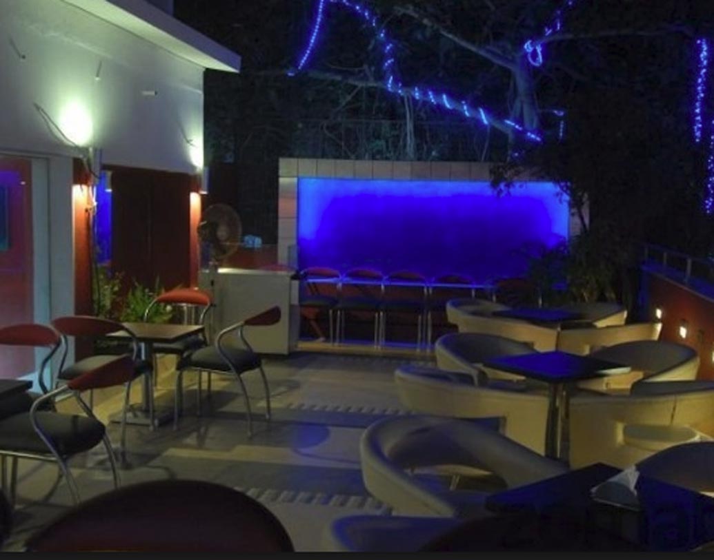 এইচ-টু-ও: দেশের নানা প্রান্তে ‘ধড়কন’খ্যাত অভিনেতা সুনীল শেট্টির নিজস্ব জিম রয়েছে। তা ছাড়া রেস্তরাঁর ব্যবসাও রয়েছে সুনীলের। মুম্বইয়ে অভিনেতার বিখ্যাত রেস্তরাঁ ‘ক্লাব এইচ-টু-ও’। বি-টাউন থেকে সুনীলের ফ্যান— সকলের পছন্দ এই রেস্তরাঁটি। এইচ-টু-ওর মূল আকর্ষণ ট্রাডিশনাল ডিস।