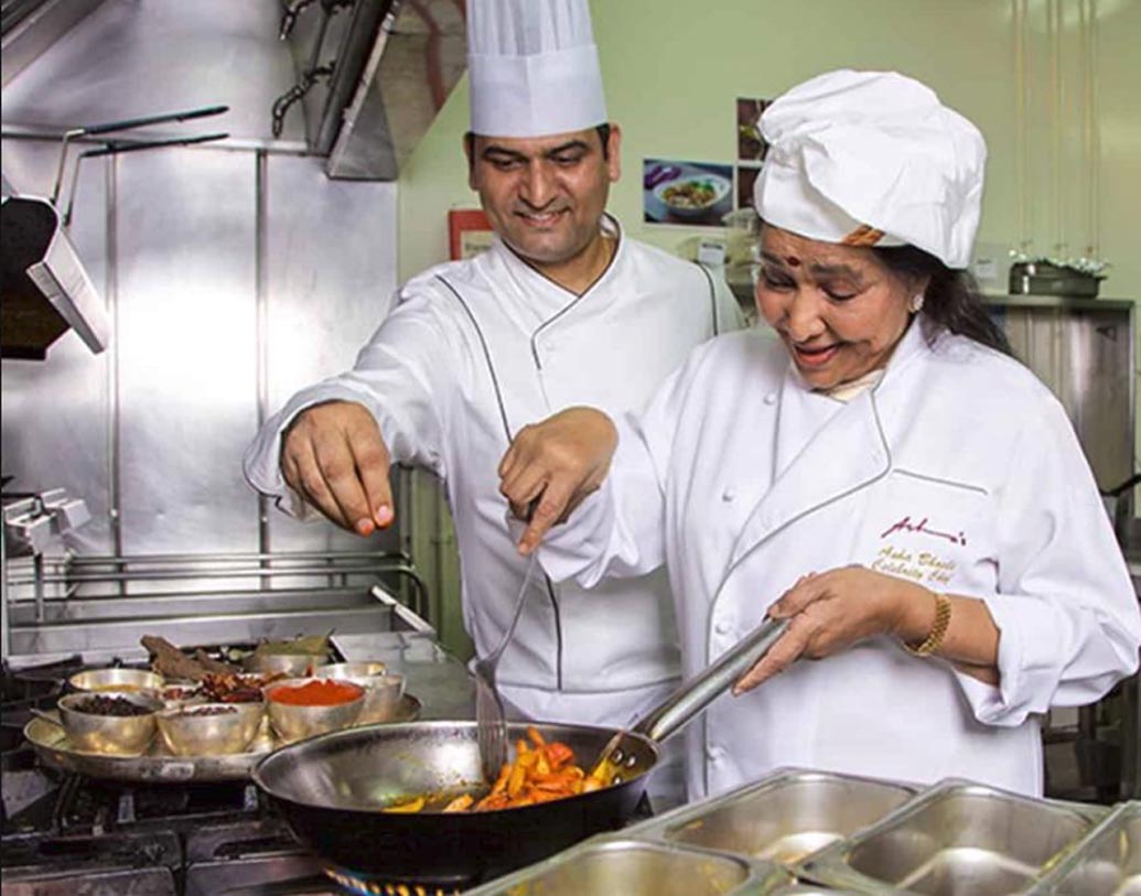 আশা: নিজের নামেই রেস্তরাঁ খুলেছেন আশা ভোঁসলে। সংযুক্ত আরব আমিরশাহিতে রয়েছে এই রেস্তরাঁর অনেকগুলো আউটলেট। দুবাই, মাসকট এবং ব্রিটেনেও রয়েছে এর শাখা। প্রবাসীদের জন্য ট্রাডিশনাল ডিস সার্ভ করে রেস্তোরাঁ।