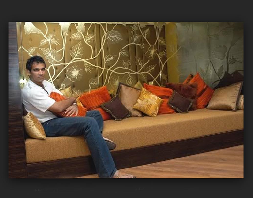 জেডকে: দেশি এবং কনটিনেন্টাল— নানা পদের সম্ভার নিয়ে রমরম করে চলছে ক্রিকেট তারকা জাহির খানের রেস্তরাঁ ‘জেডকে’। পুণের লুল্লানগরে রয়েছে এই রেস্তরাঁর আউটলেট। তন্দুরি খাবারের জন্য রেস্তরাঁটির যথেষ্ট নাম।