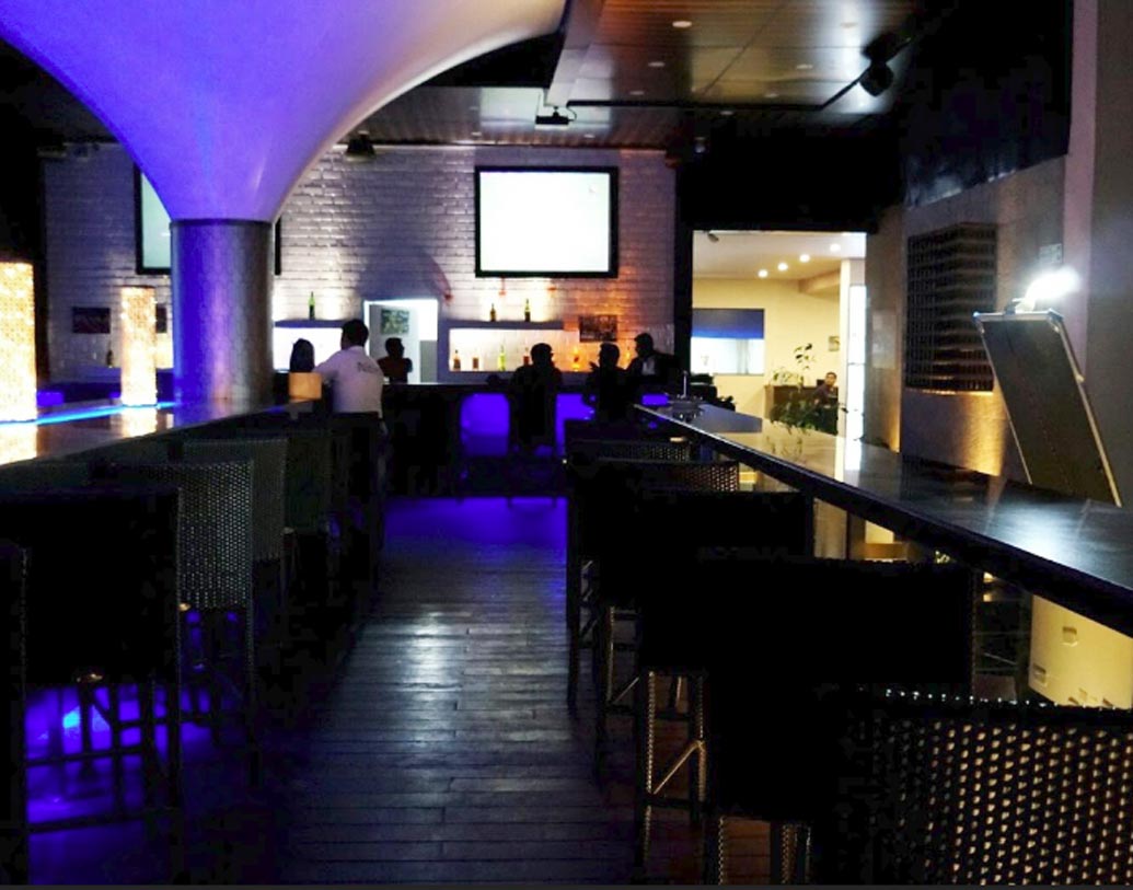 দ্য ফুড প্যাভিলিয়ন:  কলকাতার পার্ক স্ট্রিট এলাকায় রয়েছে সৌরভ গঙ্গোপাধ্যায়ের রেস্তরাঁ ‘দি ফুড প্যাভিলিয়ন’। বিশ্বের নানা দেশের রকমারি পদ পাওয়া যায় রেস্তরাঁটিতে। খাবারের মানও খুব উন্নত।