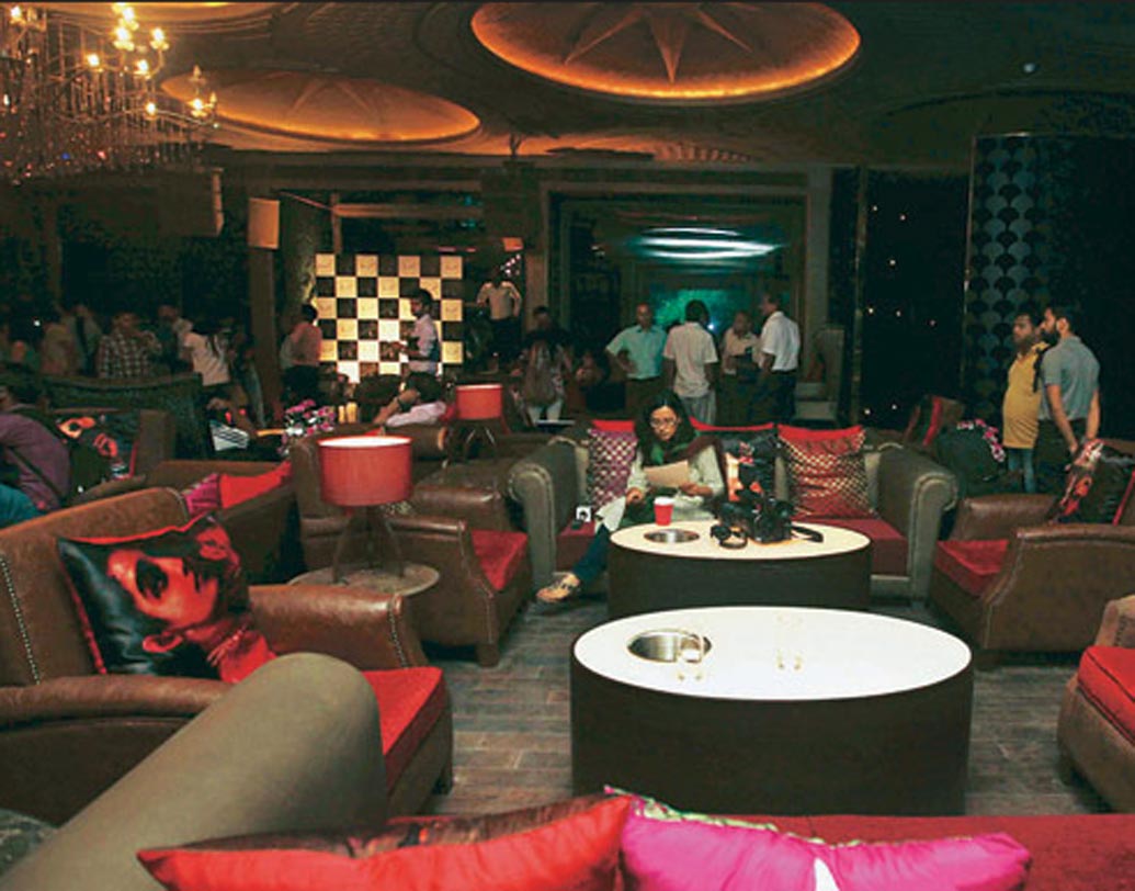 ল্যাপ, দ্য লাউঞ্জ :  অর্জুন রামপালের রেস্তরাঁর নাম ‘ল্যাপ, দ্য লাউঞ্জ’। নয়াদিল্লির চাণক্যপুরীতে রয়েছে রেস্তরাঁটি। এর অন্দরসজ্জা চোখে ধাঁধা ধরায়। সেলেবদেরও পছন্দের তালিকায় রয়েছে ল্যাপ।