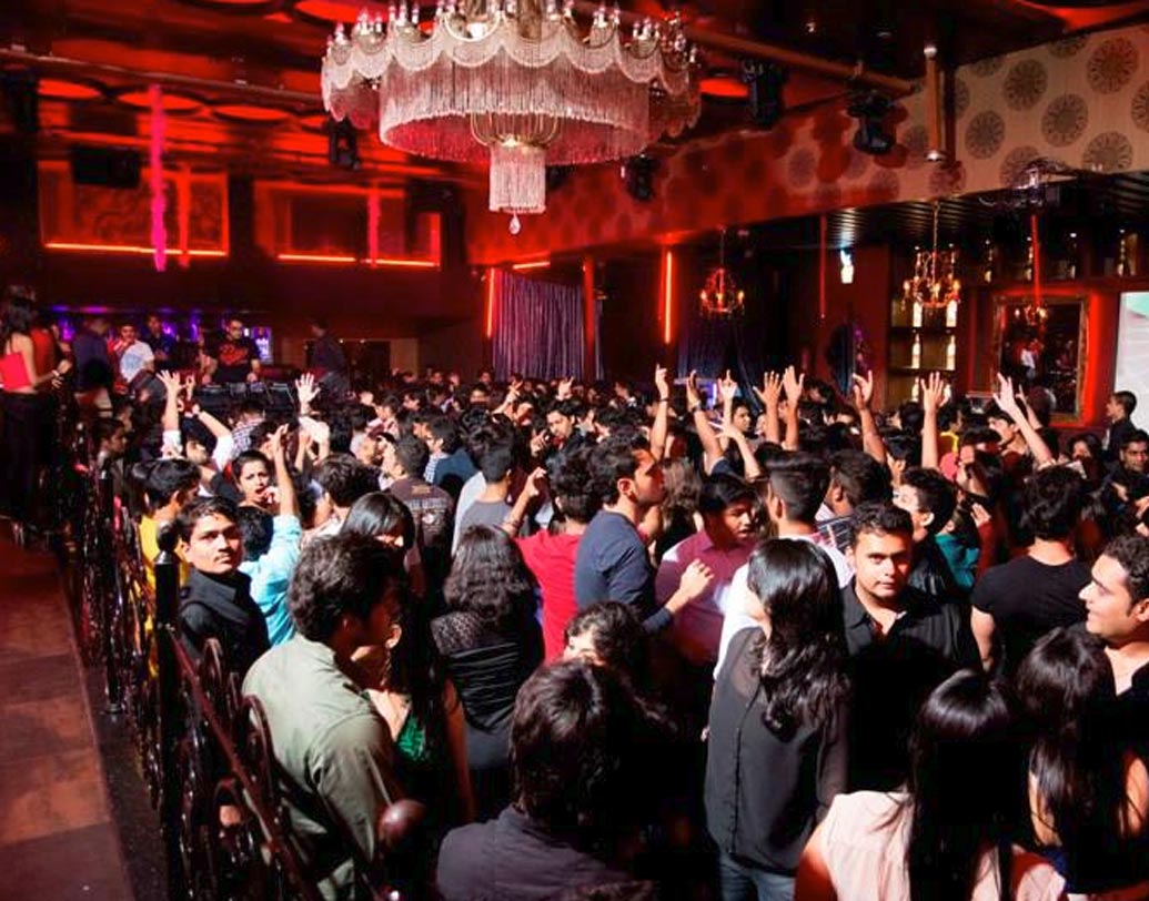 ক্লাব রয়্যালটি: শিল্পা শেট্টি কুন্দার থেকে রেস্তরাঁটি কিনেছিলেন সোহেল খান। মুম্বইয়ের জনপ্রিয় পাবগুলির মধ্যে একটি ‘ক্লাব রয়্যালটি’। ইউরোপীয় ঘরানার ক্লাবের মজা নিতে আসতেই হবে এই রেস্তরাঁয়। 