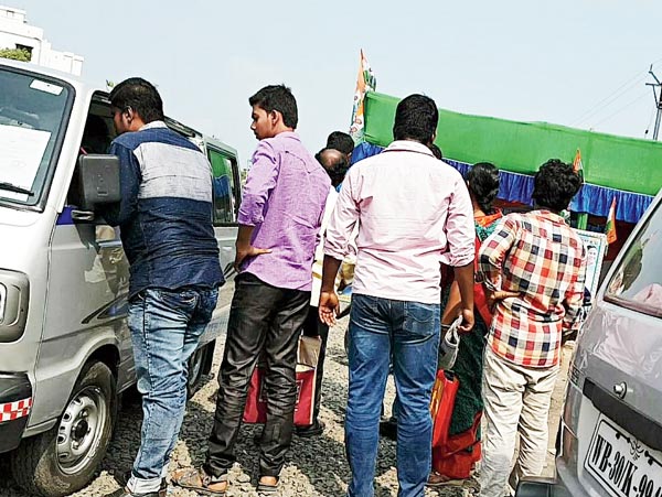 Bengal Panchayat Elections 2018: TMC workers gradually taking control of BDO offices